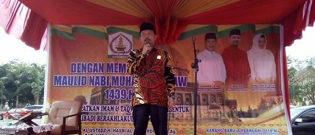 Ketua DPRK Aceh Tamiang Fadlon saat memberikan kata sambutan di acara peringatan Maulid Nabi Muhammad SAW yang berlangsung di halaman Gedung DPRK Aceh Tamiang, Selasa (06/02/2018)