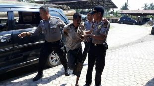 Tersangka pelaku pembacokan saat diamankan oleh personil Polsek Pante Bidari Aceh Timur, Selasa 6/2 (dok. Ist/KM)