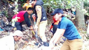 Walikota Bogor Bima Arya Sugiarto saat bebersih di Daerah Aliran Sungai Ciliwung, Sempur, Bogor Tengah Selasa 06/02/2018 (dok. KM)