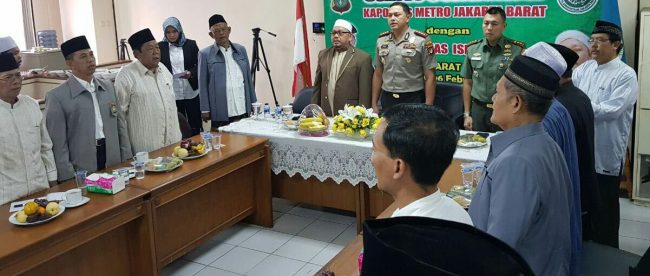 Kapolres Jakarta Barat Kombes Pol. Hengki Haryadi, Walikota Jakarta Barat, H. M. Anas Efendi, Dandim Jakarta Barat Letkol TNI Kav. Andre Masengi, Ketua MUI Jakbar KH. Munahar Muhtar. HS. pada silaturahmi dengan para pimpinan dan pengurus ormas Islam se-Jakarta Barat, Selasa (6/2/2018) di Gedung MUI Jakarta Barat.