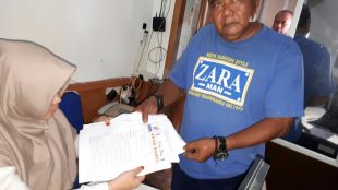 Ketua LSM AMAK BABEL Hadi Susilo menyerahkan berkas laporan dugaan korupsi pembebasan jalan di Selindung Pangkalpinang tahun 2011-2012 Selasa pagi (06/02/2018 ) di Kantor Kejari Pangkalpinang (dok. KM)