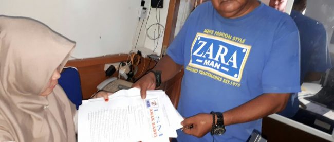 Ketua LSM AMAK BABEL Hadi Susilo menyerahkan berkas laporan dugaan korupsi pembebasan jalan di Selindung Pangkalpinang tahun 2011-2012 Selasa pagi (06/02/2018 ) di Kantor Kejari Pangkalpinang (dok. KM)