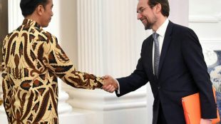 Presiden Joko Widodo dengan Komisioner Tinggi HAM PBB, Zeid Raâ€™ad Al-Hussein di Istana Negara, Jakarta Selasa 6/2 (dok. KM)