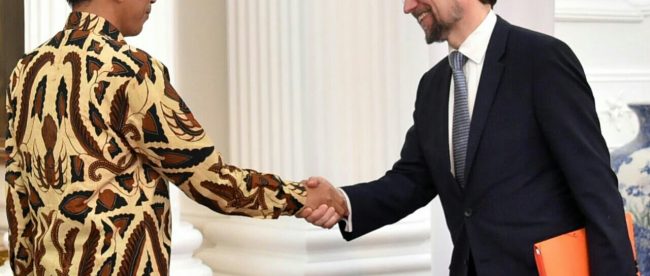 Presiden Joko Widodo dengan Komisioner Tinggi HAM PBB, Zeid Raâ€™ad Al-Hussein di Istana Negara, Jakarta Selasa 6/2 (dok. KM)
