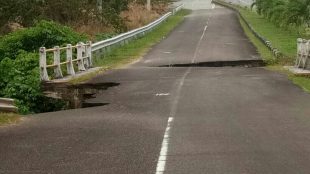 Kondisi jembatan yang rusak parah, dengan minimnya rambu dan lampu penerang jalan (dok. KM)