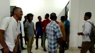 Puluhan warga Gampong Alue Ie Itam, Kecamatan Peudawa, Kabupaten Aceh Timur menyerbu kantor Inspektorat terkait dugaan penyelewengan Alokasi Dana Gampong (ADG) tahun 2016 oleh Keuchik setempat, Kamis 9/2/2018.