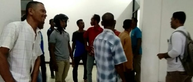 Puluhan warga Gampong Alue Ie Itam, Kecamatan Peudawa, Kabupaten Aceh Timur menyerbu kantor Inspektorat terkait dugaan penyelewengan Alokasi Dana Gampong (ADG) tahun 2016 oleh Keuchik setempat, Kamis 9/2/2018.