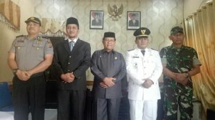 Sekdakab Aceh Utara (tengah) bersama Dayan Albar dan Hanifza Putra serta Kapolsek dan Danramil Tanah Jambo Aye Usai serah terima jabatan, Kamis 8/2 (dok. Raz/KM)