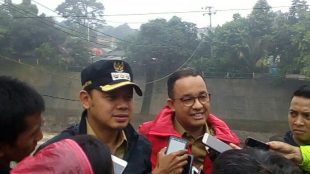 Gubernur DKI Jakarta Anies Baswedan bersama Walikota Bogor Bima Arya Sugiarto saat meninjau Bendung Katulampa, Senin 12/02/2018 (dok. KM)