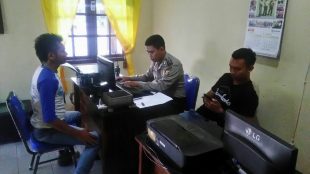 Chandra Foetra S, wartawan JakartaDaily.id melaporkan Alian Toni (LSM Forkorindo) atas kasus pengancaman yang dialaminya atas kasus penyelewengan Dana Alokasi Khusus.