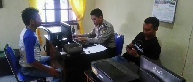Chandra Foetra S, wartawan JakartaDaily.id melaporkan Alian Toni (LSM Forkorindo) atas kasus pengancaman yang dialaminya atas kasus penyelewengan Dana Alokasi Khusus.
