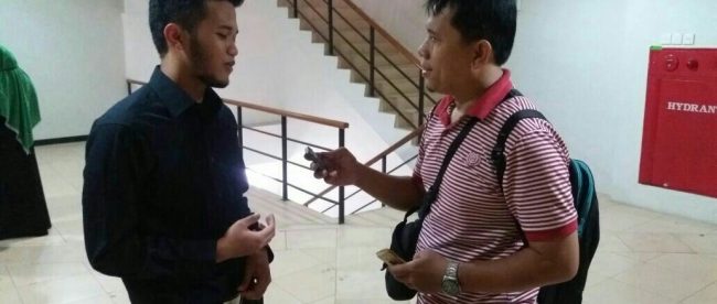 Ketua Panitia Seminar Nasional Ekonomi Syariah FEB UI, Yuda Andika Darmawan saat diwawancarai KM (dok. KM)