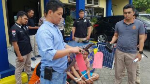 AKP Dedy Setiawan, Kanit Tindak Sub Dit. Gakkum Direktorat Polair Babel, menunjuk kn barang bukti dan tiga para pelaku perompak (dok. KM)