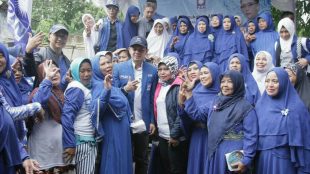 Bima Arya Sugiarto - Dedie A. Rachim dan jajaran pengurus PAN berserta ibu-ibu Kampung Janda, Loji Kecamatan Bogor Barat, Kota Bogor 15/02/2018 (dok. KM)
