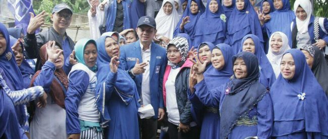 Bima Arya Sugiarto - Dedie A. Rachim dan jajaran pengurus PAN berserta ibu-ibu Kampung Janda, Loji Kecamatan Bogor Barat, Kota Bogor 15/02/2018 (dok. KM)