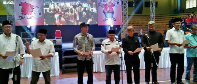 Ketua KPUD Kota Bogor bersama pasangan calon walikota dan wakil walikota Bogor saat Deklarasi Kampanye Damai, Minggu 18/02/2018 (dok. KM)