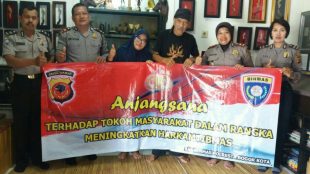 Kasat Binmas Polresta Bogor Kota Kompol Wijayanti dengan jajarannya bersama tokoh budaya Kota Bogor Ki Wahyu, Senin 19/02/2018 (dok. KM)