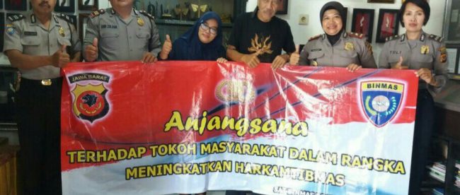 Kasat Binmas Polresta Bogor Kota Kompol Wijayanti dengan jajarannya bersama tokoh budaya Kota Bogor Ki Wahyu, Senin 19/02/2018 (dok. KM)
