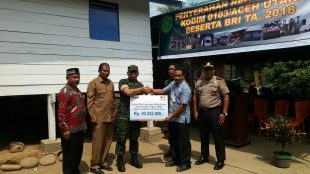 Dandim 0103/Aceh Utara Letkol Kav Fadjar Wahyudi Broto saat menyerahkan bantuan rumah layak huni kepada Aminah, salah satu warga Aceh Utara (dok. Ist/KM)