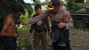 Anggota kepolisian memandikan orang dengan gangguan jiwa di Bogor, Rabu 21/2 (dok. KM)