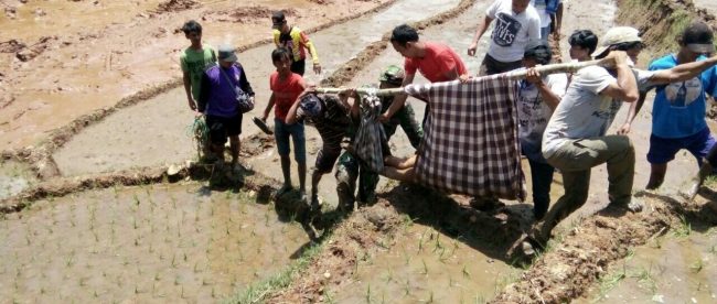 Warga dan prajurit TNI mengevakuasi jenazah korban longsor di Brebes, Kamis 22/2 (dok. KM)