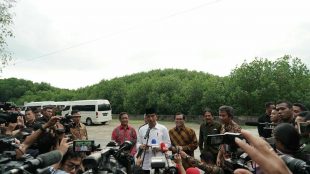 Presiden Joko Widodo memberikan keterangan kepada para jurnalis usai menyerahkan sertifikat tanah adat desa di Kota Denpasar, Jumat 23/2 (dok. Setpres)