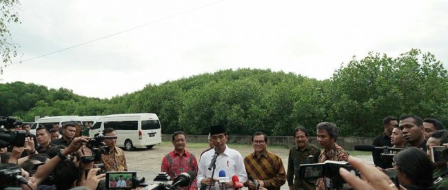 Presiden Joko Widodo memberikan keterangan kepada para jurnalis usai menyerahkan sertifikat tanah adat desa di Kota Denpasar, Jumat 23/2 (dok. Setpres)