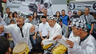 Calon Wakil Walikota Bogor Dedie A Rachim bersama Bala Badra dan Warga menikmati pertunjukan Dogdog Reog Milenium, Sabtu 24/02/2018 (dok. KM)