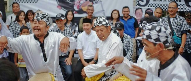 Calon Wakil Walikota Bogor Dedie A Rachim bersama Bala Badra dan Warga menikmati pertunjukan Dogdog Reog Milenium, Sabtu 24/02/2018 (dok. KM)