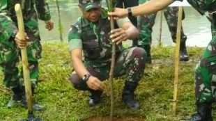 Danrem 061/SK Kol Inf Muhamad Hasan menanam pohon di sekitar Telaga Sa'at Cikoneng, Cisarua, Kabupaten Bogor Minggu 25/2 (dok. KM)