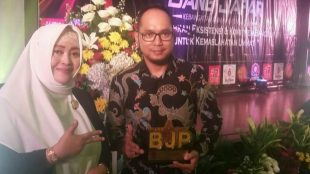 Ketua Ormas Bang Japar Fahira Idris Memberikan Penghargaan kepada Bima Arya Sugiarto, yang diwakili oleh adik kandungnya, Fajari Arya, Minggu 25/02/2018 (dok. KM)