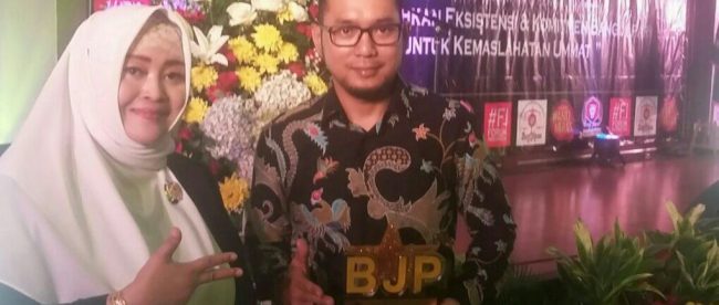 Ketua Ormas Bang Japar Fahira Idris Memberikan Penghargaan kepada Bima Arya Sugiarto, yang diwakili oleh adik kandungnya, Fajari Arya, Minggu 25/02/2018 (dok. KM)