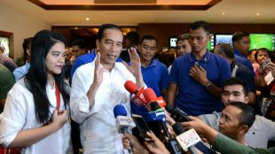 Presiden Joko Widodo dan Kahiyang Ayu memberi keterangan kepada wartawan usai menonton film "Dilan 1990" di Senayan, Jakarta 25/2 (dok. KM)
