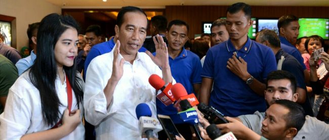 Presiden Joko Widodo dan Kahiyang Ayu memberi keterangan kepada wartawan usai menonton film 