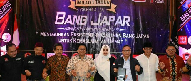 Ketum Bang Japar Fahira Idris didampingi tokoh nasional dalam milad pertama ormas Bang Japar, Minggu 25/2 (dok. KM)