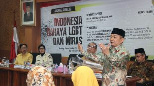 Ketua fraksi PKS Jazuli Juwaini di Diskusi Publik "Indonesia Darurat LGBT dan Miras" di KOmpleks DPR RI, Senin 12/2 (dok. KM)