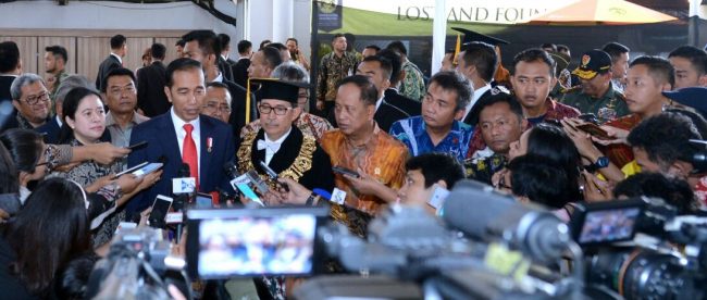 Presiden Joko Widodo memberikan keterangan pers di Balairung Universitas Indonesia, Depok, Jawa Barat, Jumat, 2 Februari 2018.