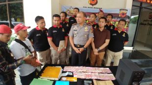 Kapolres Bogor AKBP Andy Moch. Dicky memimpin Press Relesae di Polres Bogor, Kamis 1/2, terkait penangkapan Kades Batutulis, Kecamatan Nanggung, dalam kasus penyelewengan dana RTLH (dok. KM)