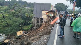 Lokasi longsor di tebingan samping Jalan Bocimi, Senin 5/2/18 (dok. KM)