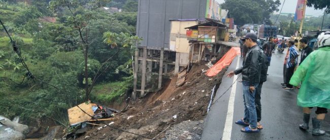 Lokasi longsor di tebingan samping Jalan Bocimi, Senin 5/2/18 (dok. KM)
