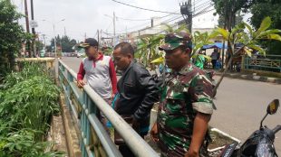 Lurah Pondok Jaya serta jajaran dan Babinsa meninjau Kali Palayahan, Depok, Jumat 23/2 (dok. KM)