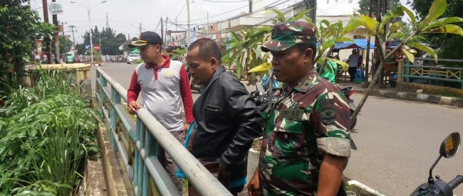 Lurah Pondok Jaya serta jajaran dan Babinsa meninjau Kali Palayahan, Depok, Jumat 23/2 (dok. KM)