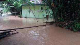 Tempat pembuangan sampah 3R yang terendam banjir di Perumahan Gaperi II, Bojonggede, Bogor 5/2/18 (dok. KM)
