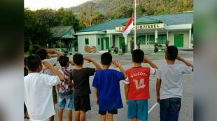 Sejumlah anak-anak melaksanakan penghormatan terhadap bendera Merah Putih di halaman Markas Kodim 0107 Aceh Selatan (dok. KM)