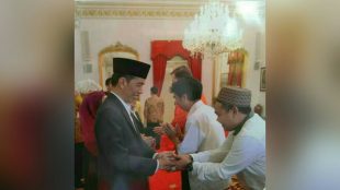 Sekretaris AMPP bersalam dengan Presiden Joko Widodo di Istana Merdeka Jakarta (dok. KM)