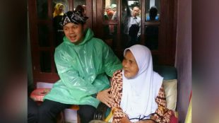 Walikota Bogor Bima Arya Sugiarto saat mengunjungi warga penerima RTLH di Curug Mekar, Kecamatan Bogor Barat, Kota Bogor 7/2/2018 (dok. KM)