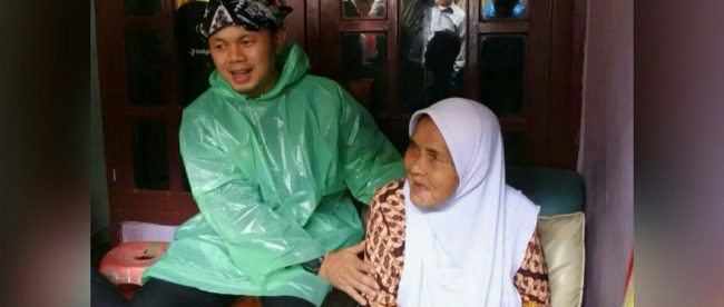 Walikota Bogor Bima Arya Sugiarto saat mengunjungi warga penerima RTLH di Curug Mekar, Kecamatan Bogor Barat, Kota Bogor 7/2/2018 (dok. KM)