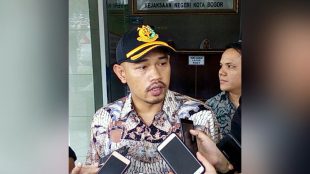 Kepala Seksi (Kasi) Intel Kejaksaan Negeri Kota Bogor Widiyanto memberi keterangan terkait penahanan tersangka SS, Jumat 23/02/2018 (dok. KM)