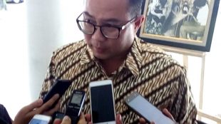 Rektor IPB Dr Arif Satria saat diwawancarai mengenai tewasnya 2 mahasiswa IPB di Sungai Cikidang Ciapus, Kabupaten Bogor, Senin 26/2 (dok. KM)