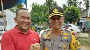 Tgk Azhari Abdul Manan, mantanÂ Alumni Dayah Mudi Mesra Samalanga dan UISU Medan bersama Kapolres Aceh Utara AKBP Ir Untung SangajiÂ  (dok. Ist/Raz/KM)